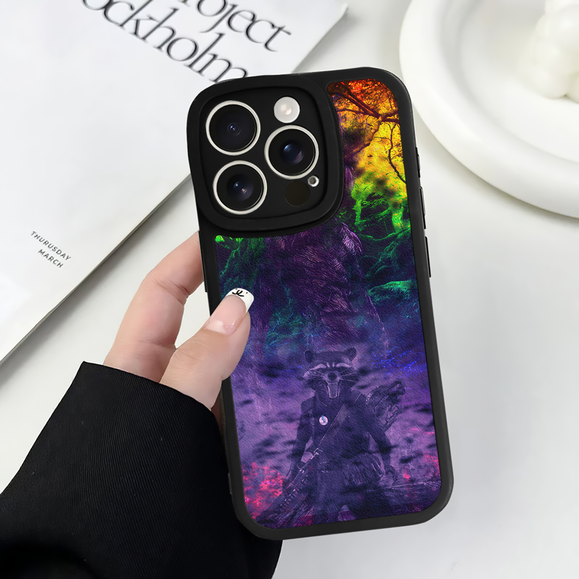 （画像用） アベンジャーズ The Avengers 【iPhone 16シリーズ対応】シリコンスマホケース（レザー調） 材質：シリコン